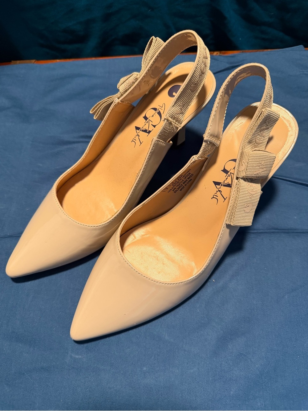Gloria Vanderbilt Pointed Slingback Heels in Beige